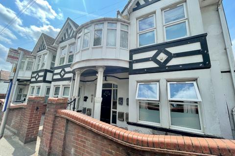 Marsh Road, Luton, Bedfordshire, LU3 2QF 2 bed apartment for sale