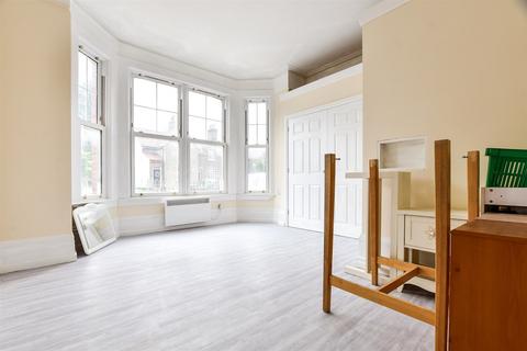 Ladbroke Road, Redhill, Surrey 1 bed ground floor flat for sale