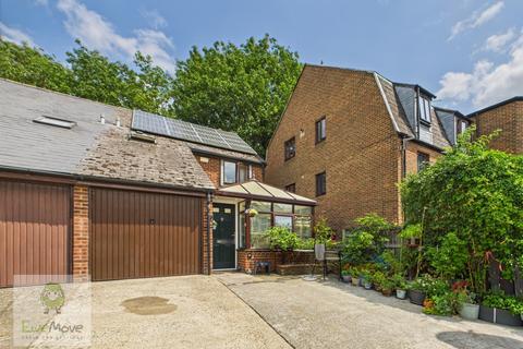 Margetts Place, Lower Upnor... 3 bed semi