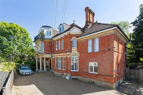 13 Frensham Road, Kenley CR8 2 bed apartment for sale