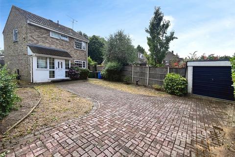 Woburn Avenue, Farnborough, Hampshire 3 bed detached house for sale