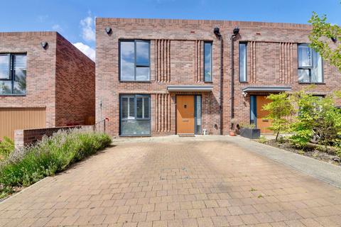 Barnes Wallis Way, St Albans AL2 3 bed semi