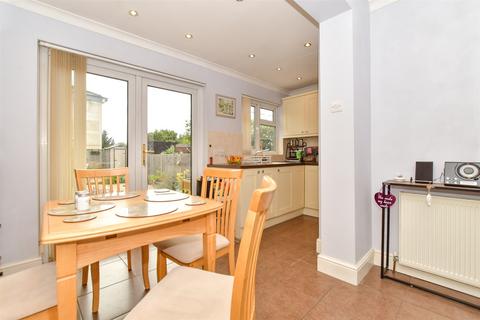 Maybank Avenue, Hornchurch RM12 3 bed terraced house for sale