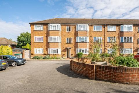 Park Gardens, Kingston Upon Thames, KT2 2 bed flat for sale