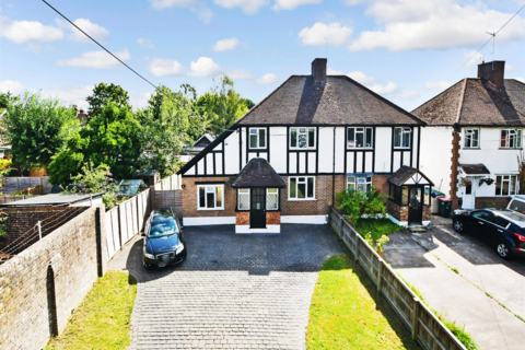 North Road, Crawley RH10 3 bed semi