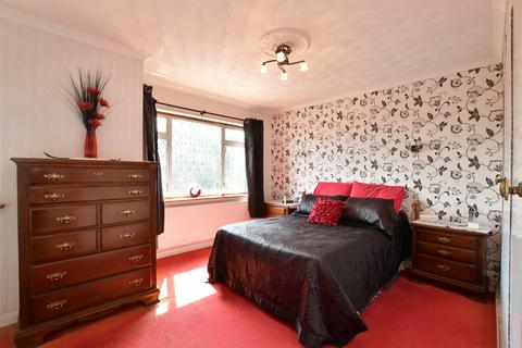 London Road, Crays Hill, Billericay... 5 bed semi