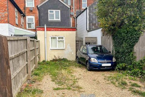 37 Carisbrooke Road, Newport PO30 1 bed apartment for sale