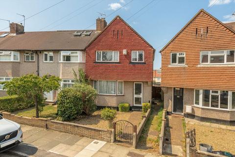 Augusta Road, Twickenham TW2 3 bed semi