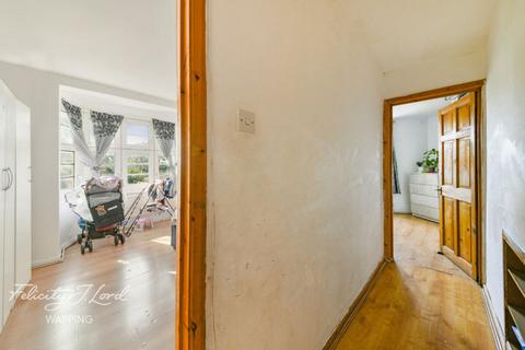 Sutton Street, London E1 2 bed flat for sale