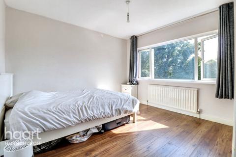 Dury Falls Close, Hornchurch 3 bed semi