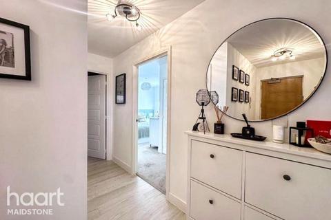Broadclough Way, Maidstone 2 bed apartment for sale