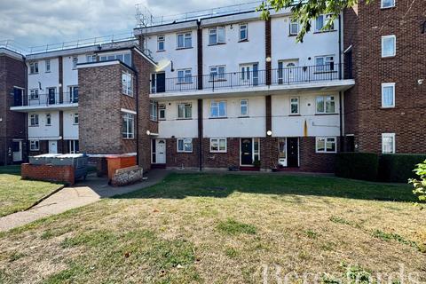 Victor Approach, Hornchurch, RM12 2 bed maisonette for sale