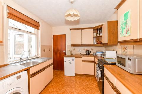 Medina Avenue, Newport PO30 3 bed terraced house for sale