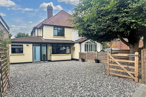 Castle Road, Kenilworth 4 bed semi