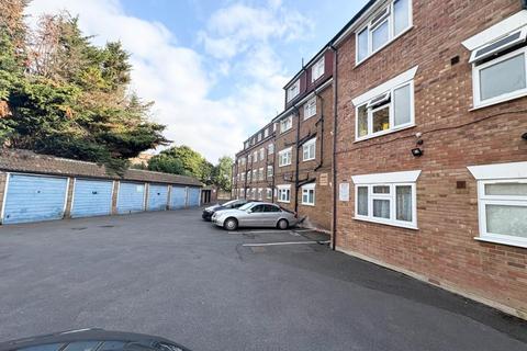 Lampton Road, Hounslow 2 bed flat for sale