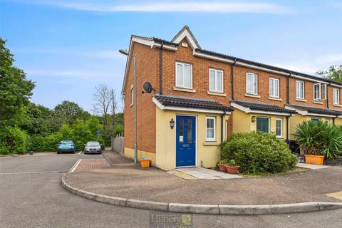 Beeston Courts, Basildon, Essex, SS15 2 bed end of terrace house for sale