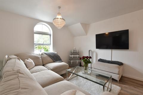 Smollett Place, Wickford, Essex 2 bed flat for sale