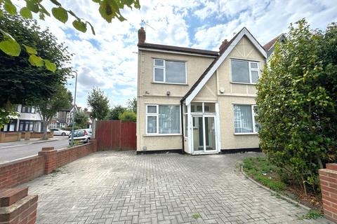 Coniston Gardens, Ilford IG4 3 bed semi