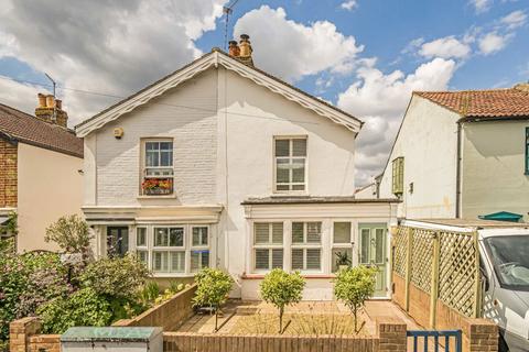 Dennis Road, East Molesey KT8 2 bed semi