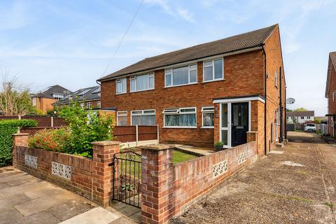 Junction Road, Ashford, TW15 2 bed flat for sale