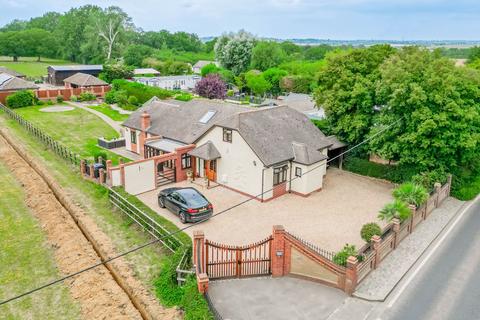 Hullbridge Road, Rayleigh SS6 4 bed detached house for sale