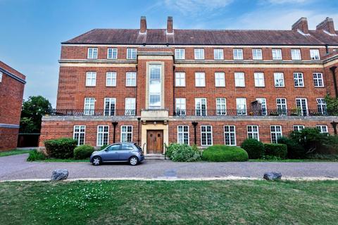 31 Woodstock Close, Oxford... 2 bed flat for sale