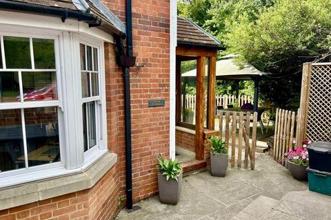 Cores End Road, Bourne End SL8 2 bed end of terrace house for sale