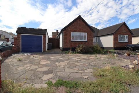 Grove Road, Rayleigh, SS6 3 bed semi