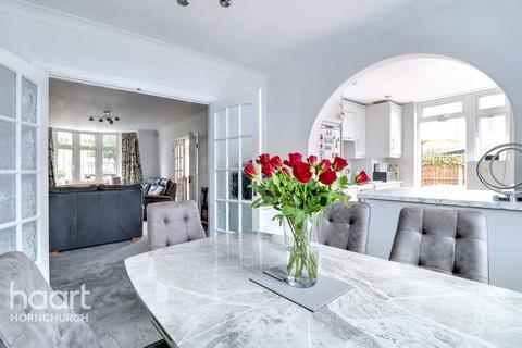 Osborne Road, HORNCHURCH 3 bed semi