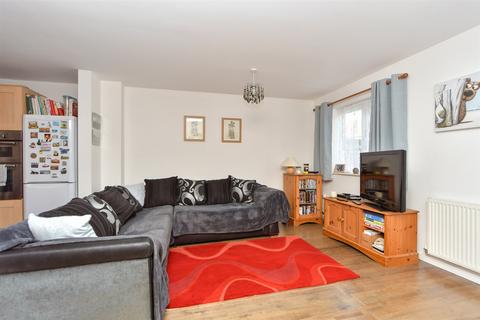 Barnfields Court, Sittingbourne ME10 3 bed semi