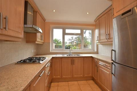 Lindsey Street, Epping CM16 3 bed semi