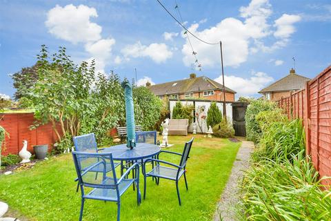 Northumberland Avenue, Rainham... 3 bed semi