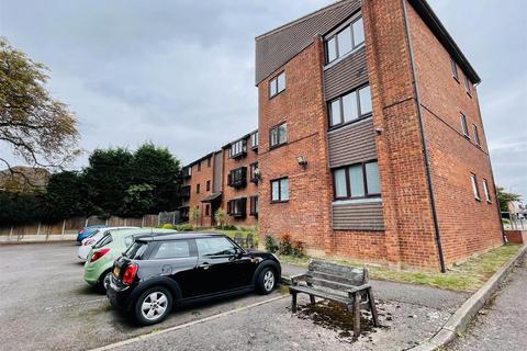 Pingle Court, Attleborough 2 bed flat for sale