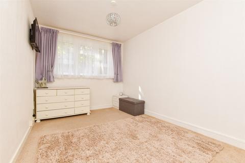 Hazelmere Close, Leatherhead, Surrey 1 bed ground floor flat for sale