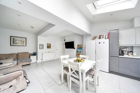 Beverley Gardens, Stanmore, Middlesex 4 bed semi