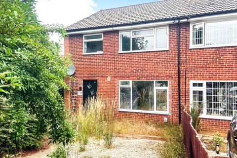 28 Kenilworth Way, Banbury, OX16 0QL 3 bed semi