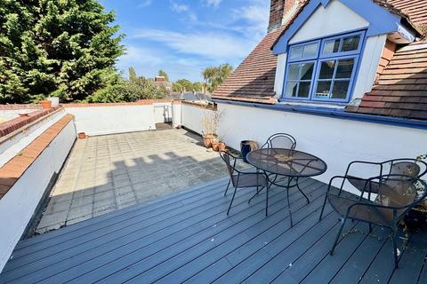 High Street, Christchurch BH23 2 bed flat for sale