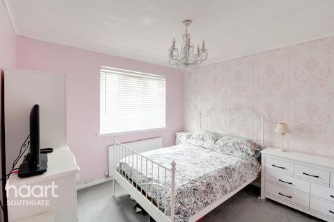 Lincoln Avenue, London 4 bed semi