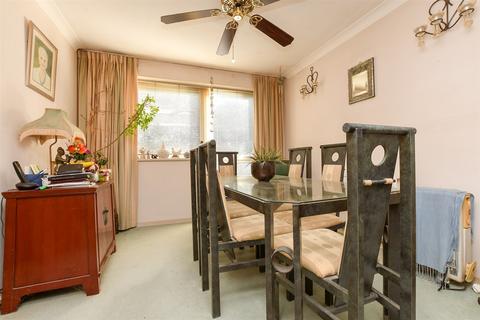 Harrison Close, Reigate, Surrey 2 bed maisonette for sale