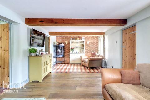The Green, Shipdham 3 bed cottage for sale