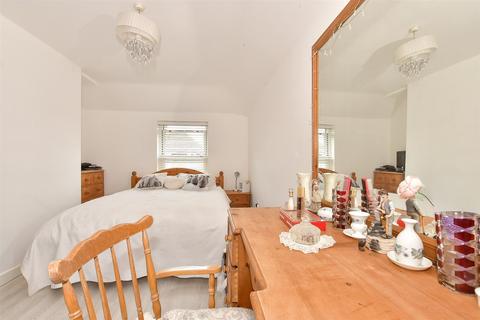 Milner Crescent, Canterbury CT3 3 bed semi