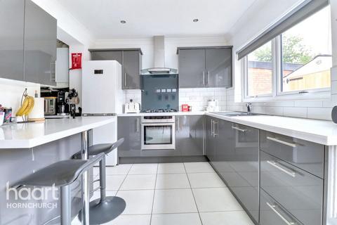 Woburn Avenue, Hornchurch 3 bed detached house for sale