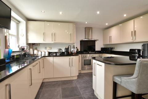 Carswell Gardens, Wickford SS12 3 bed semi