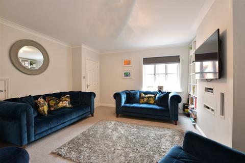 Carswell Gardens, Wickford SS12 3 bed semi