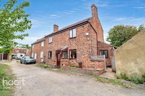 New Lane, Rossington, Doncaster 3 bed cottage for sale