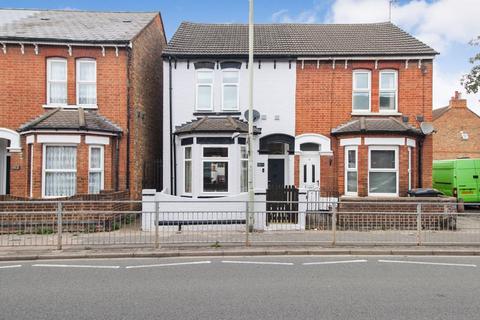 Roff Avenue, Bedford MK41 3 bed semi