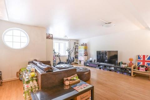 St Georges Square, London, E14 3 bed flat for sale
