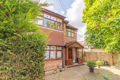 Dunheved Close, Croydon, Thornton... 3 bed semi