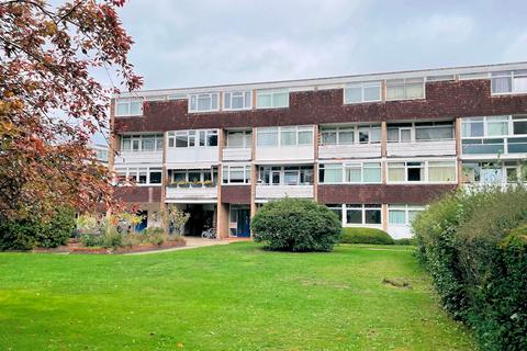 Woking GU22 2 bed flat for sale