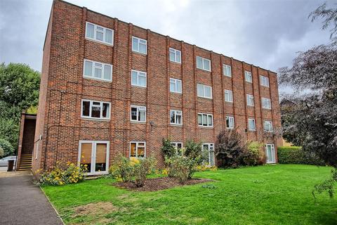 Broadmeads, Ware SG12 2 bed apartment for sale